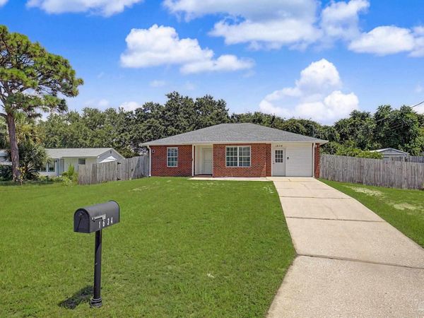 1634 Brookwood Cir, Gulf Breeze, FL 32563