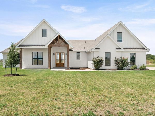 1060 Hackberry RD, Salado, TX 76571