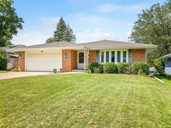 815 Parkside Drive, Rockford, IL 61108