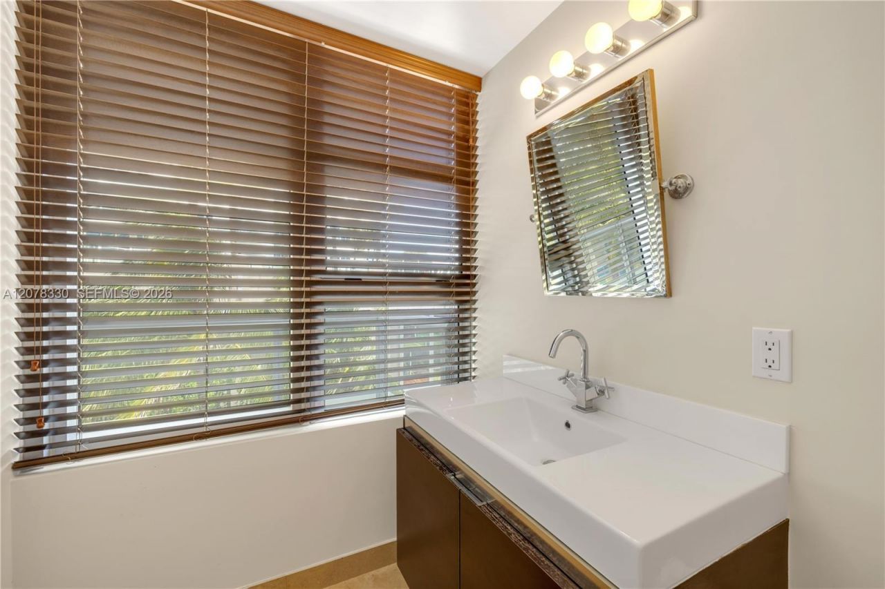 3739 Collins Ave, Unit N-302, Miami Beach, FL 33140 Photo