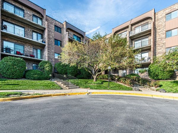 601 W Huntington Common Road , Unit 201, Mount Prospect, IL 60056