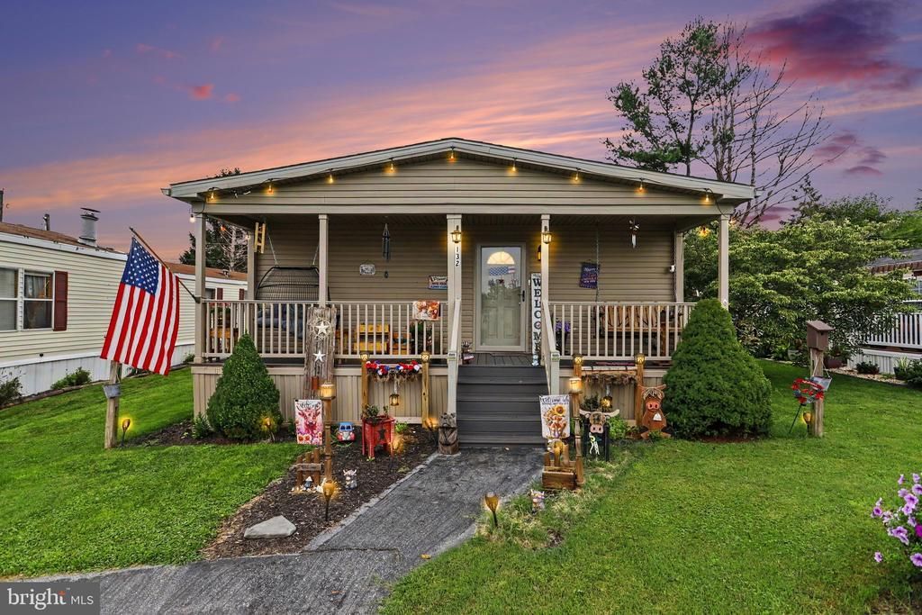132 AMBER CIRCLE , NEW HOLLAND, PA 17557