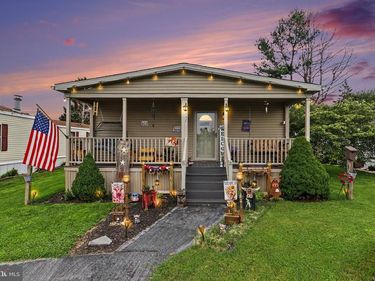 132 AMBER CIRCLE, NEW HOLLAND, PA 17557