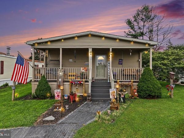 132 AMBER CIRCLE , NEW HOLLAND, PA 17557