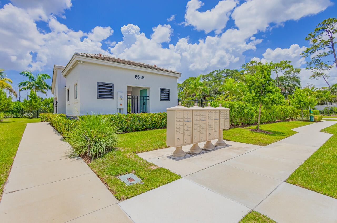 6710 Pointe Of Woods Drive, West Palm Beach, FL 33413 Photo