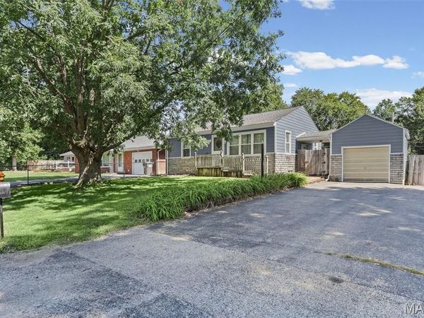 1137 Pine Drive, Belleville, IL 62220