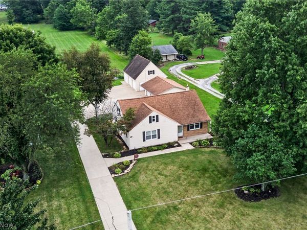 1100 Fairfield School Road , Columbiana, OH 44408