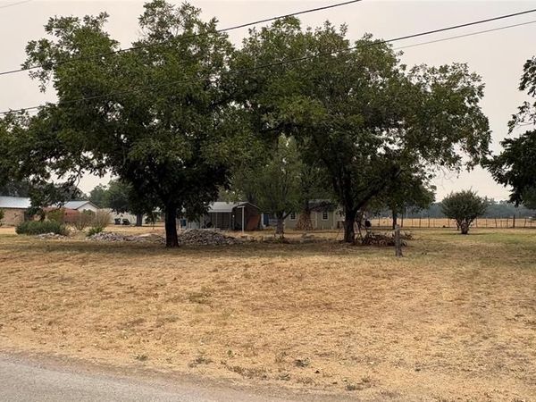 701 W Manchaca Avenue , De Leon, TX 76444