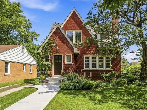105 N Lancaster Street , Mount Prospect, IL 60056
