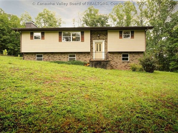 42 Astro Drive, Clendenin, WV 25045