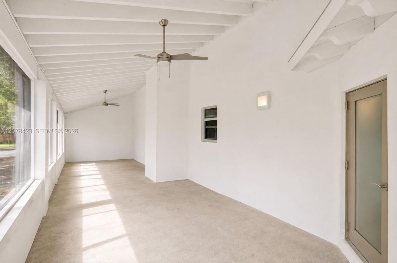 937 NE 171st St , Miami, FL 33162 Photo