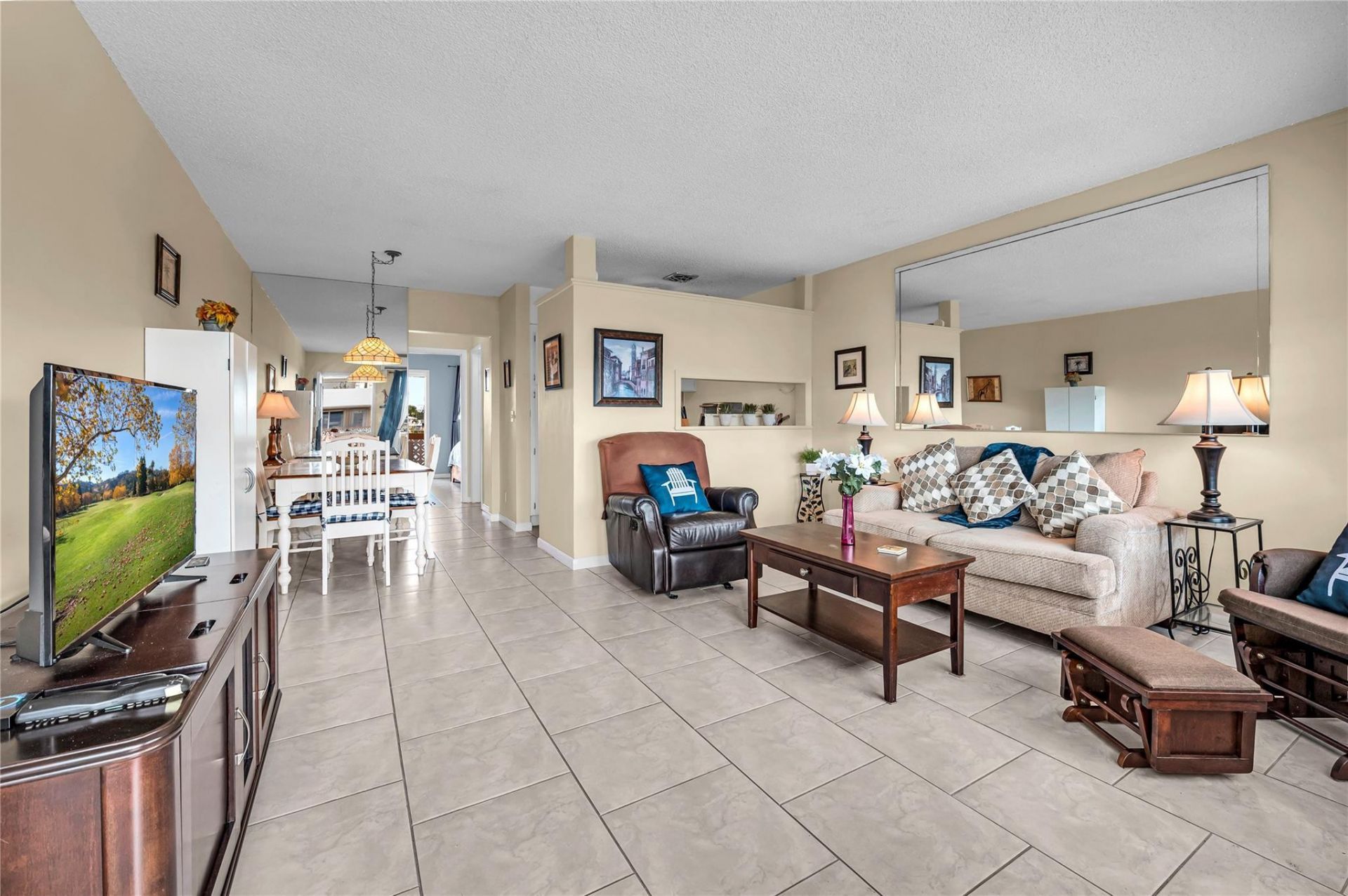 925 SW 11th Avenue, Unit j17, Hallandale Beach, FL 33009 Photo