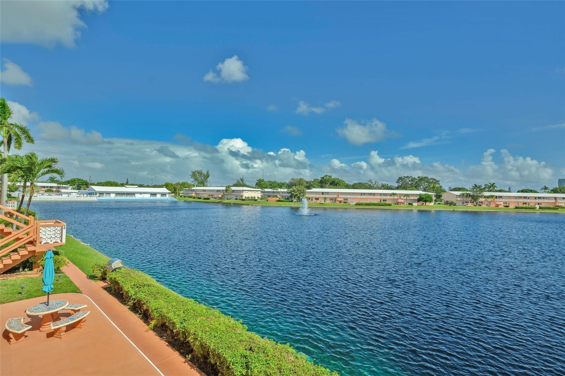 925 SW 11th Avenue, Unit j17, Hallandale Beach, FL 33009 Photo