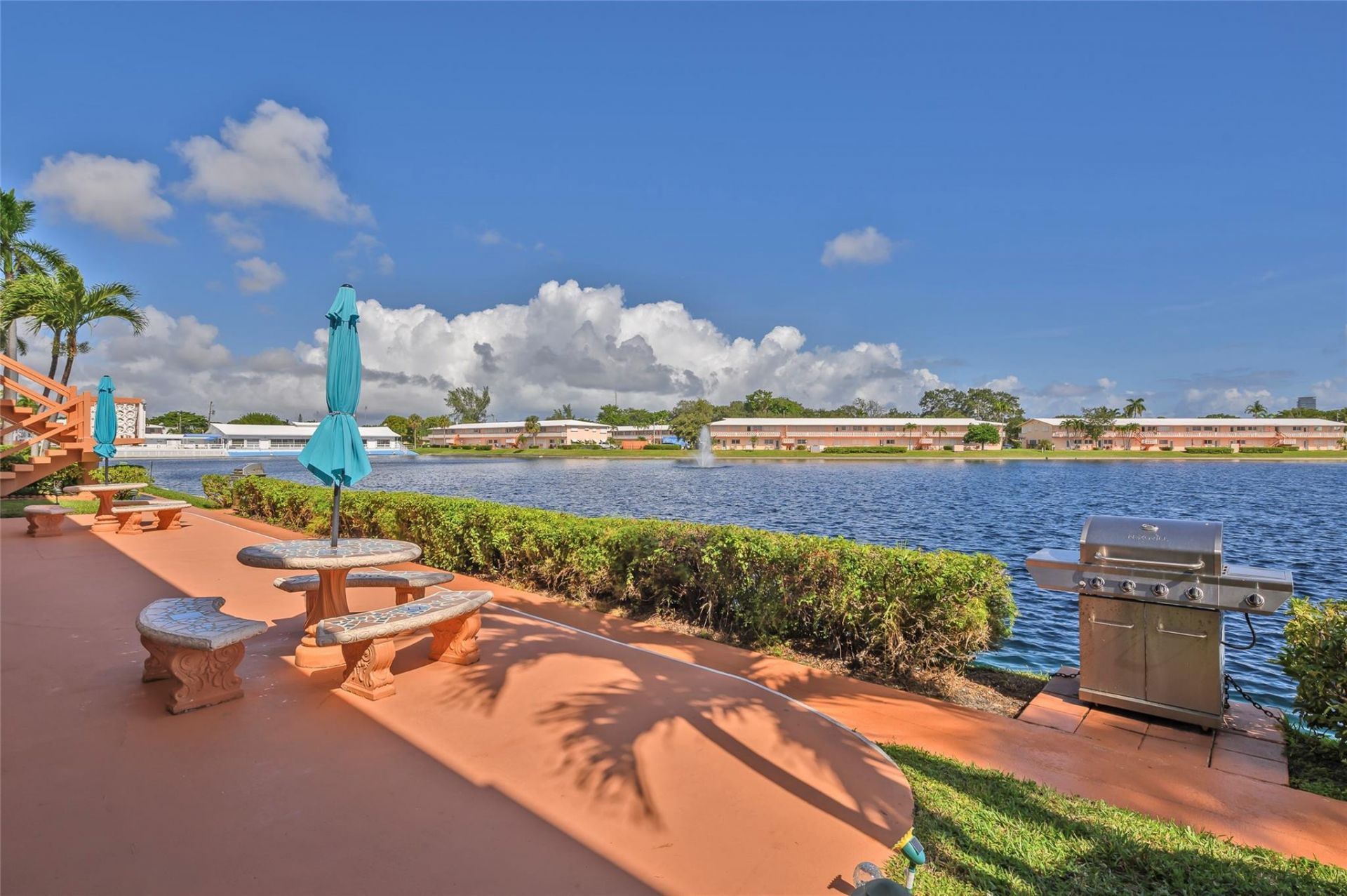 925 SW 11th Avenue, Unit j17, Hallandale Beach, FL 33009 Photo
