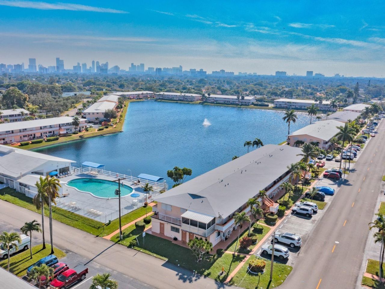 925 SW 11th Avenue, Unit j17, Hallandale Beach, FL 33009 Photo