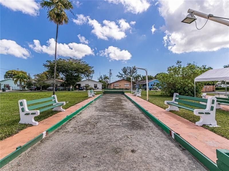 925 SW 11th Avenue, Unit j17, Hallandale Beach, FL 33009 Photo