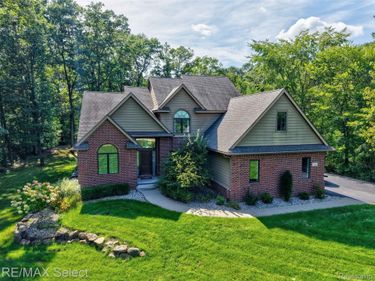 105 Lake Pines Drive, Hartland Township, Mi 48114