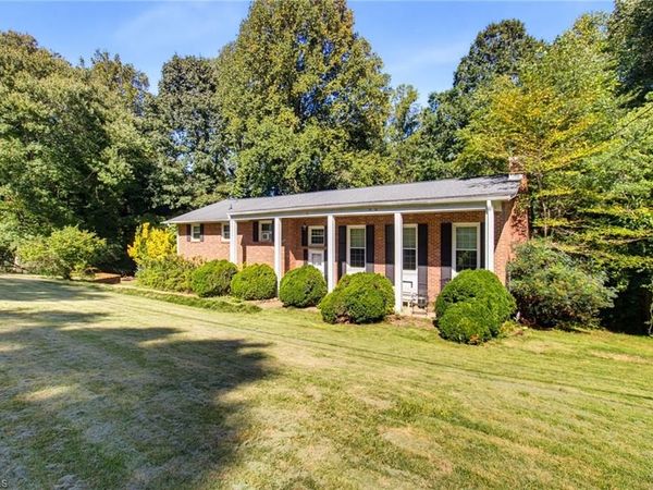5675 Sweetbriar Road , Pfafftown, NC 27040