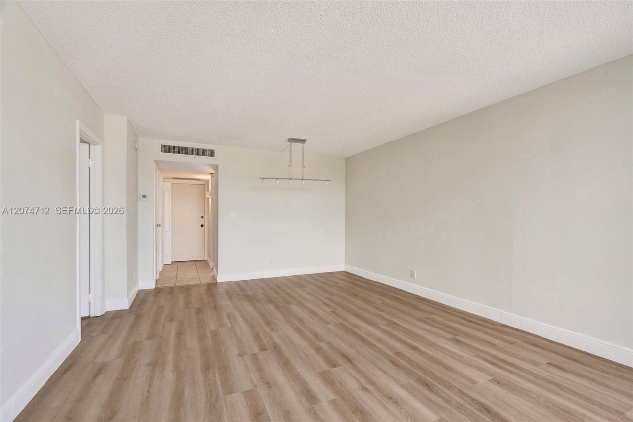 3401 N Country Club Dr , Unit EI403, Aventura, FL 33180 Photo
