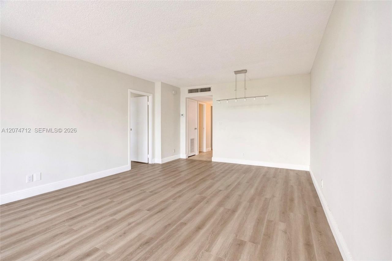 3401 N Country Club Dr , Unit EI403, Aventura, FL 33180 Photo