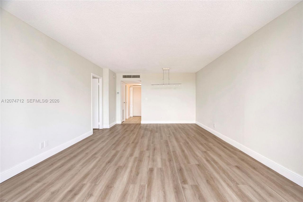 3401 N Country Club Dr , Unit EI403, Aventura, FL 33180 Photo