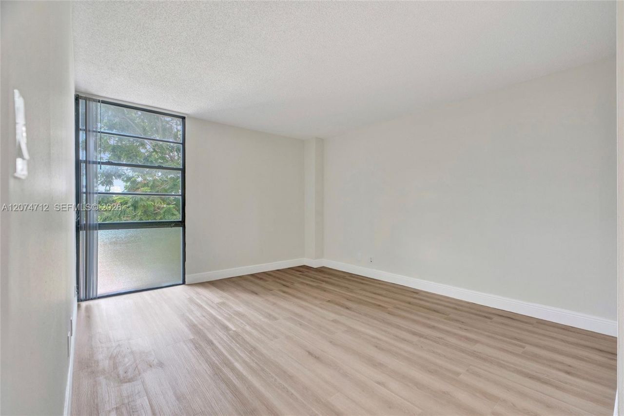 3401 N Country Club Dr , Unit EI403, Aventura, FL 33180 Photo