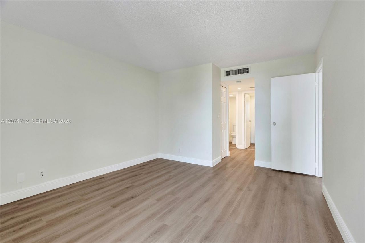 3401 N Country Club Dr , Unit EI403, Aventura, FL 33180 Photo