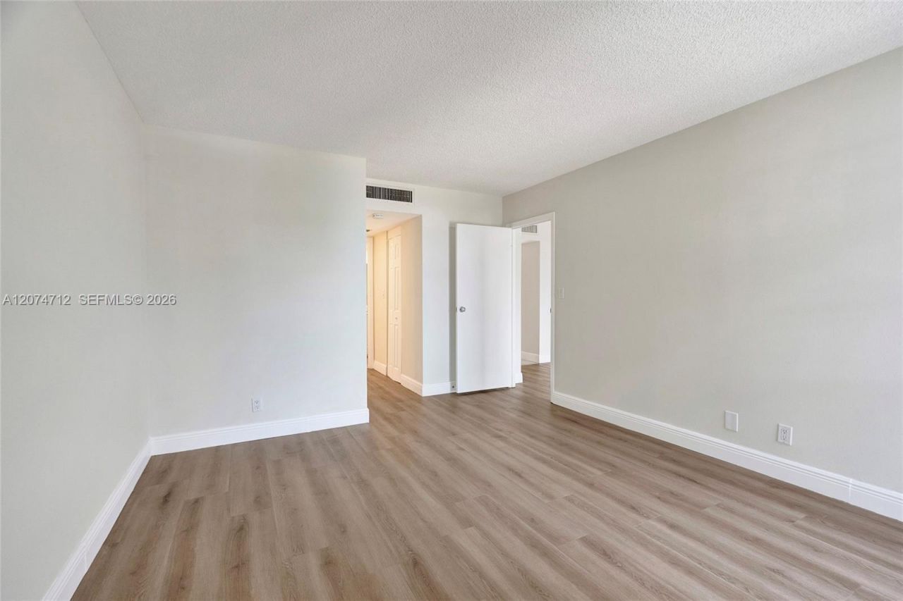 3401 N Country Club Dr , Unit EI403, Aventura, FL 33180 Photo