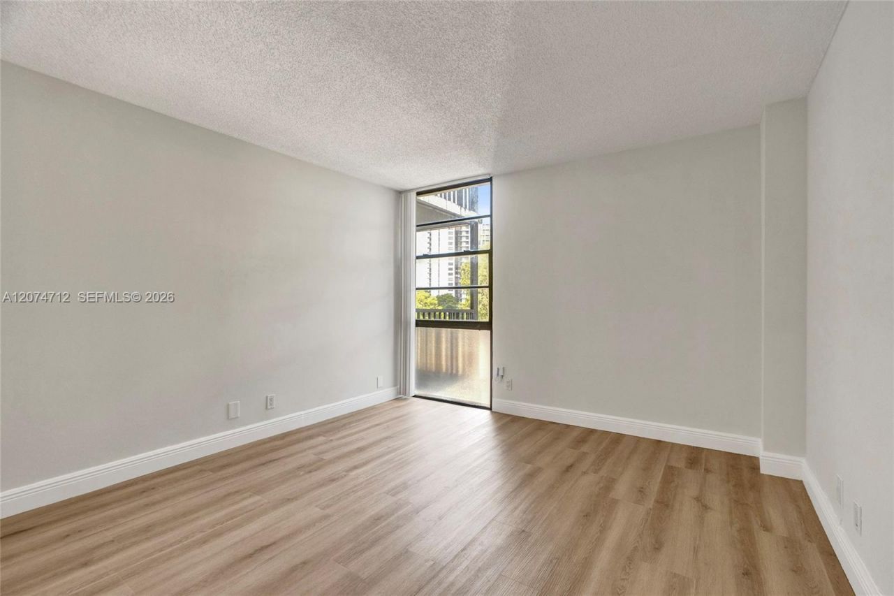 3401 N Country Club Dr , Unit EI403, Aventura, FL 33180 Photo