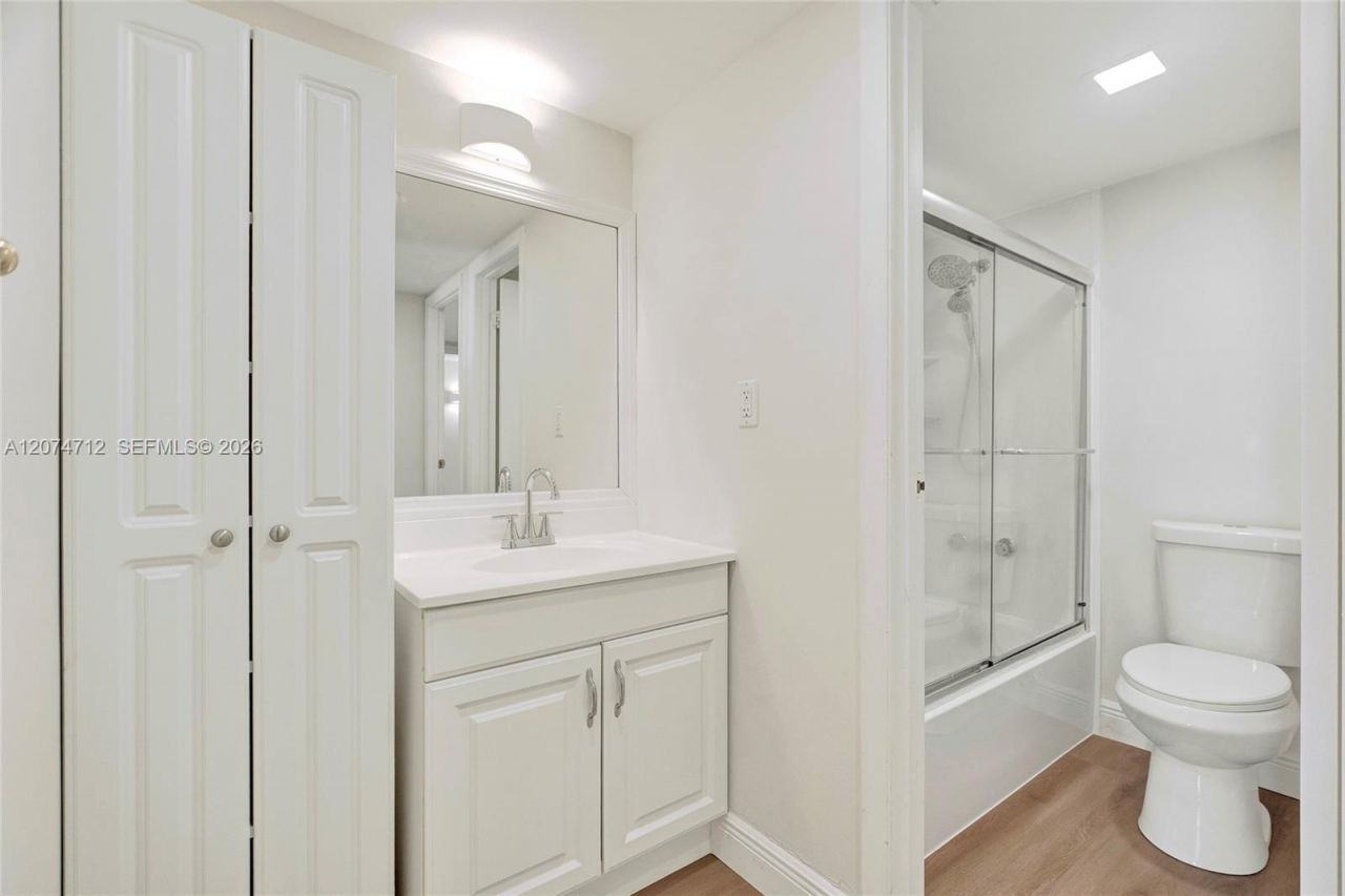 3401 N Country Club Dr , Unit EI403, Aventura, FL 33180 Photo