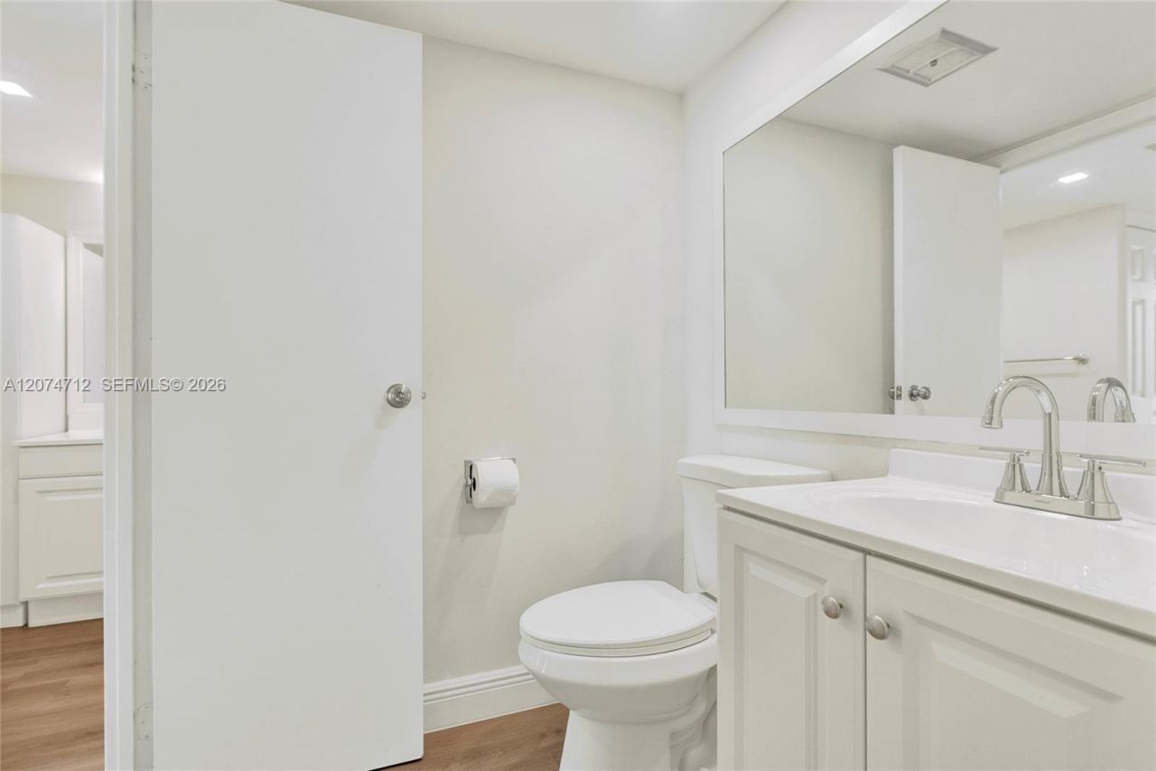 3401 N Country Club Dr , Unit EI403, Aventura, FL 33180 Photo