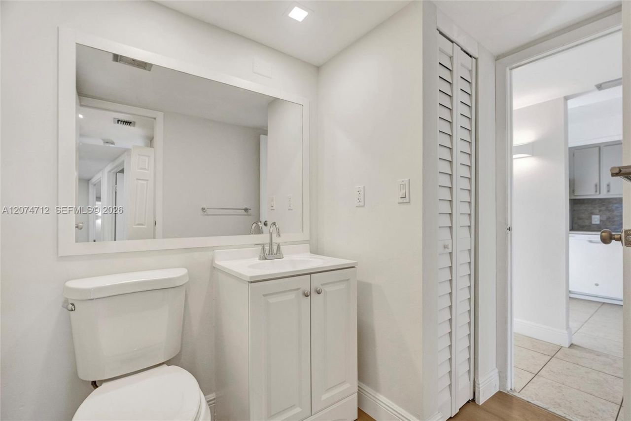3401 N Country Club Dr , Unit EI403, Aventura, FL 33180 Photo