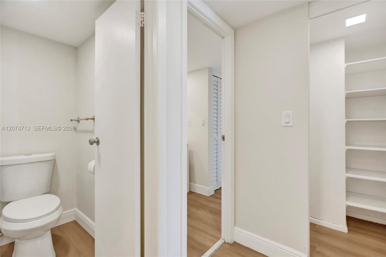 3401 N Country Club Dr , Unit EI403, Aventura, FL 33180 Photo