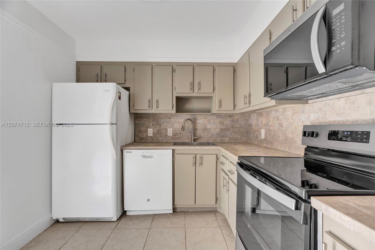 3401 N Country Club Dr , Unit EI403, Aventura, FL 33180 Photo