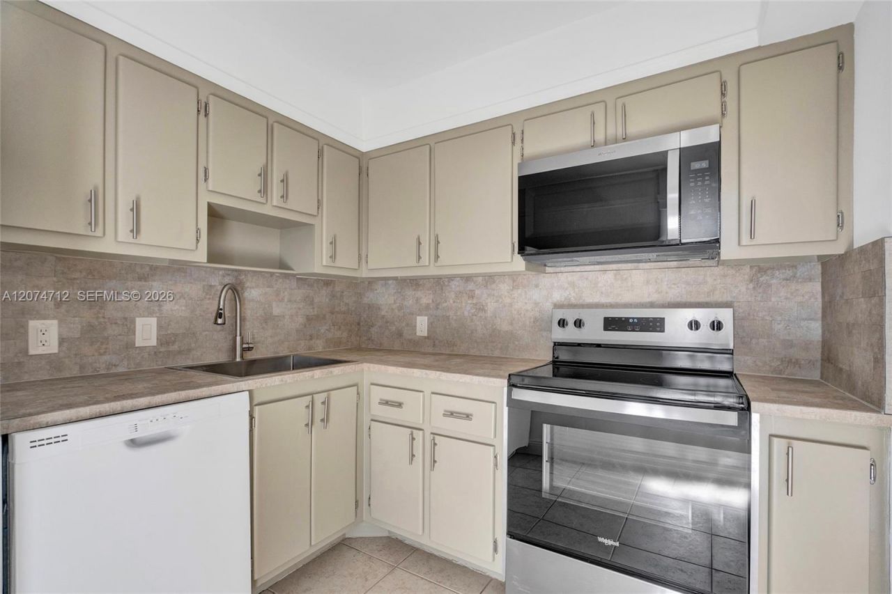 3401 N Country Club Dr , Unit EI403, Aventura, FL 33180 Photo