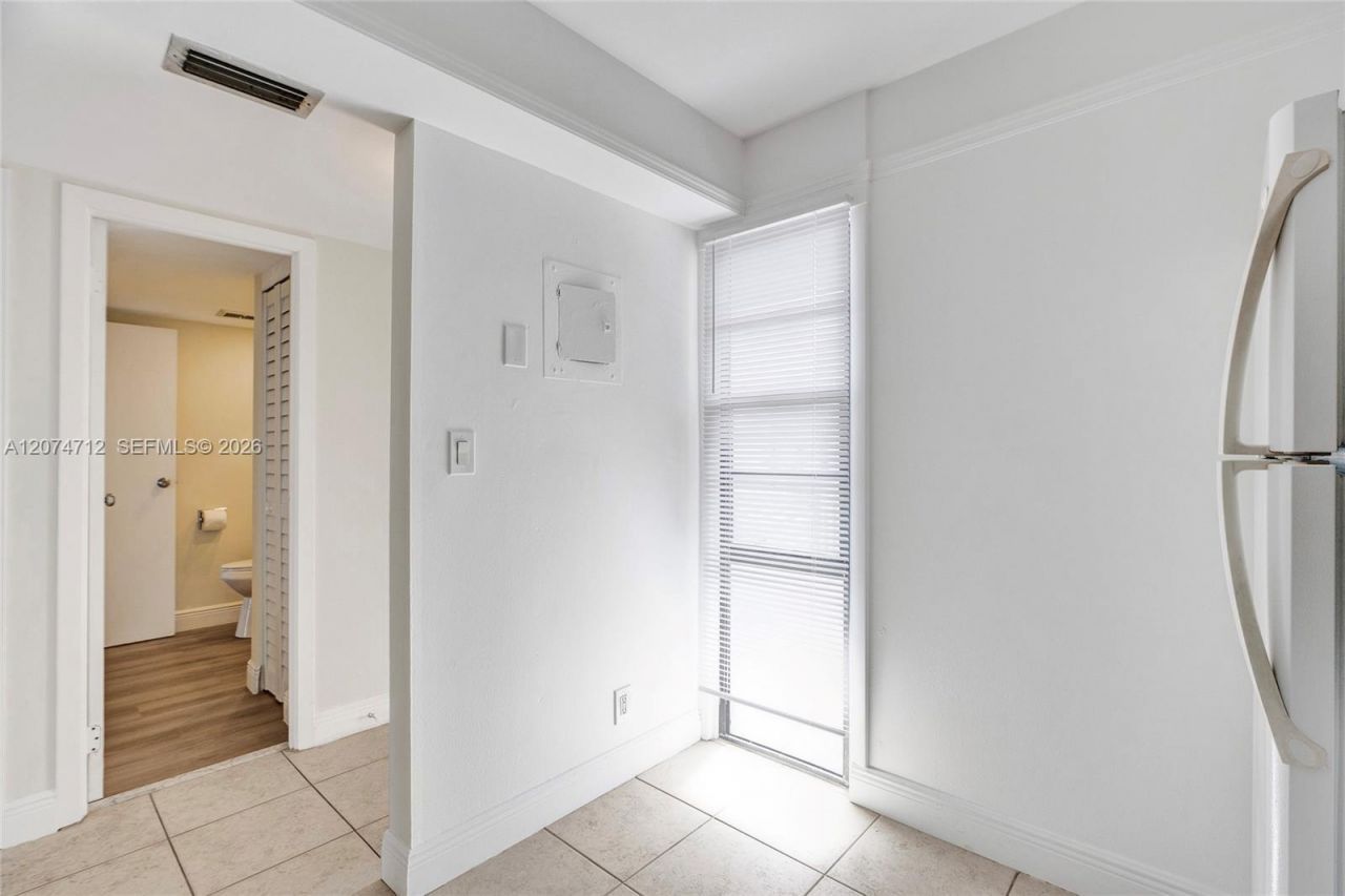 3401 N Country Club Dr , Unit EI403, Aventura, FL 33180 Photo