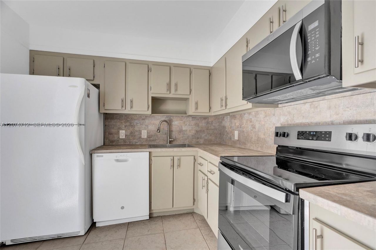 3401 N Country Club Dr , Unit EI403, Aventura, FL 33180 Photo