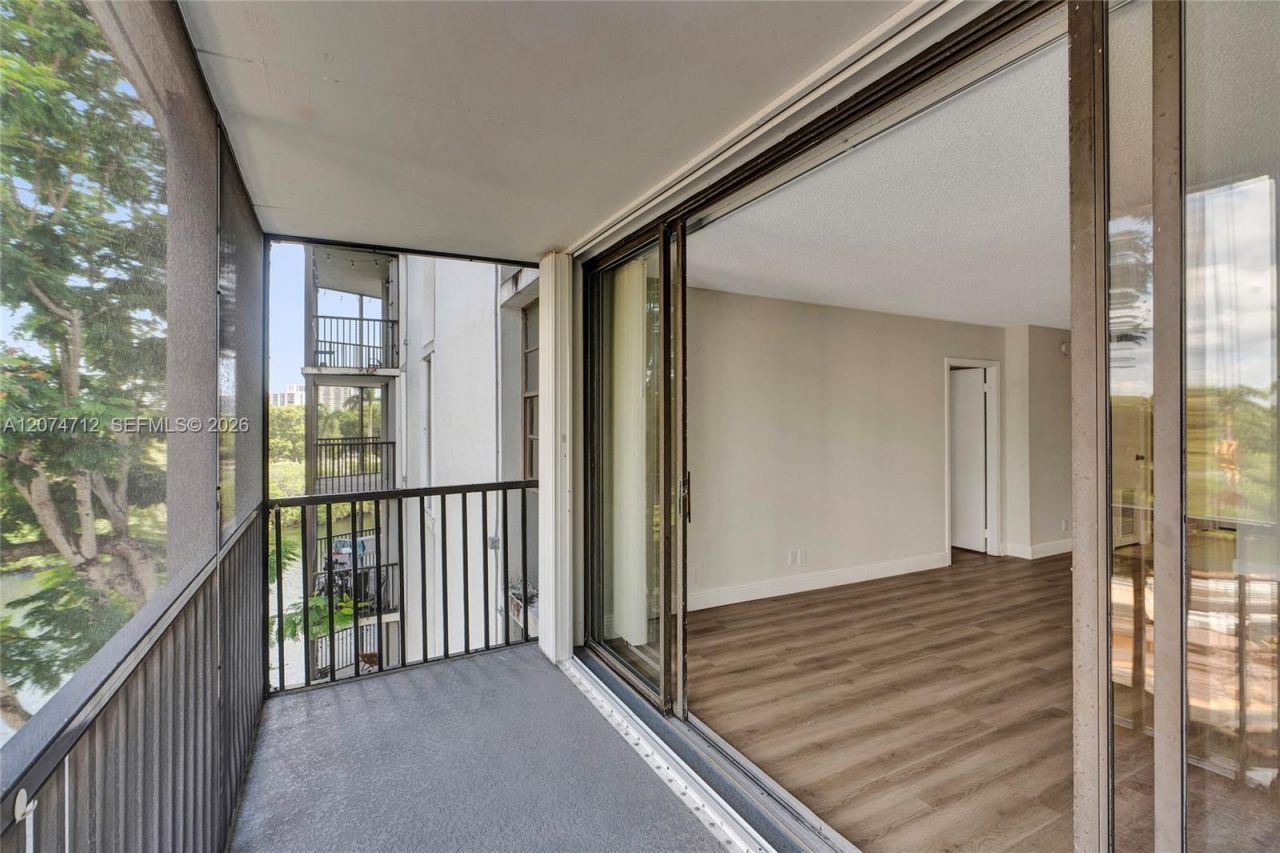 3401 N Country Club Dr , Unit EI403, Aventura, FL 33180 Photo