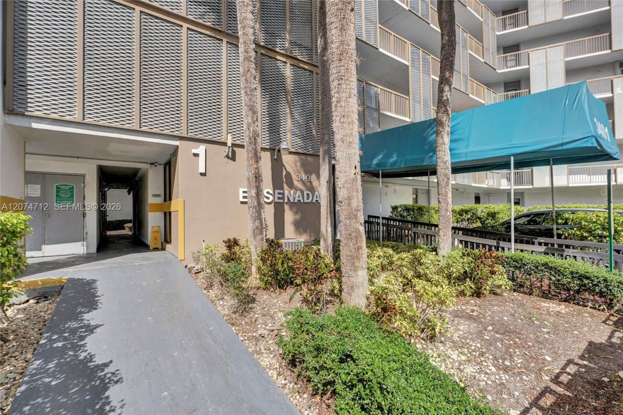 3401 N Country Club Dr , Unit EI403, Aventura, FL 33180 Photo