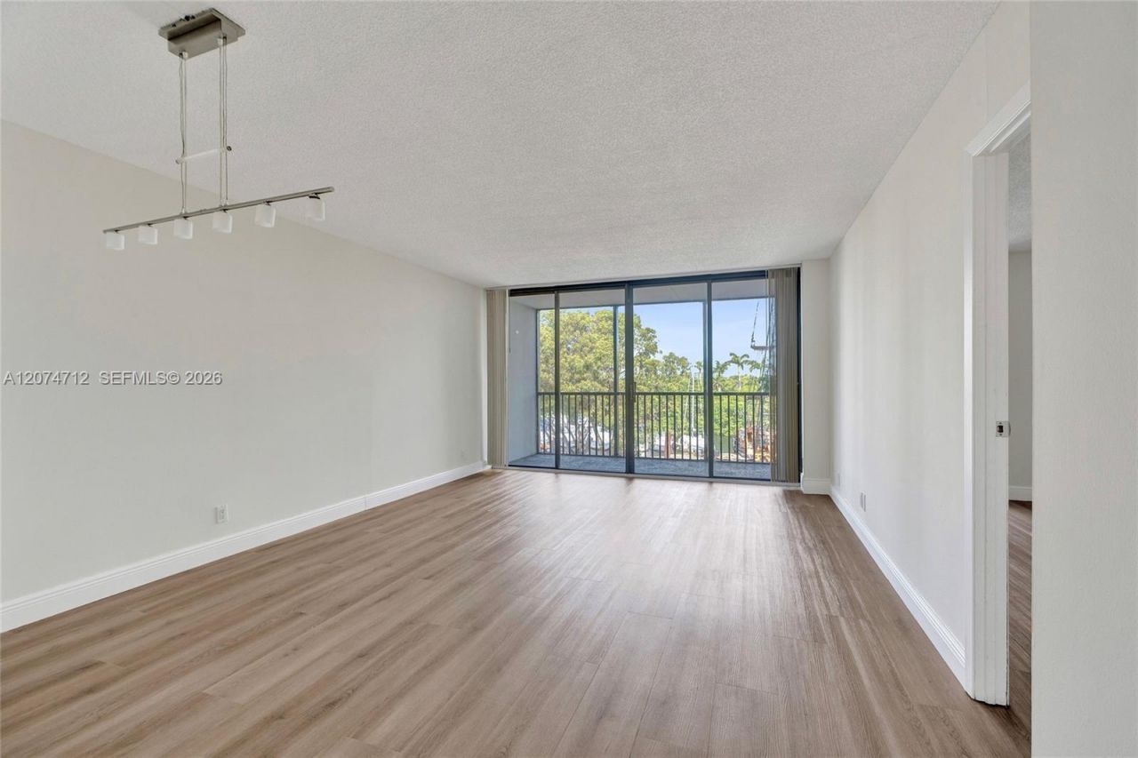 3401 N Country Club Dr , Unit EI403, Aventura, FL 33180 Photo