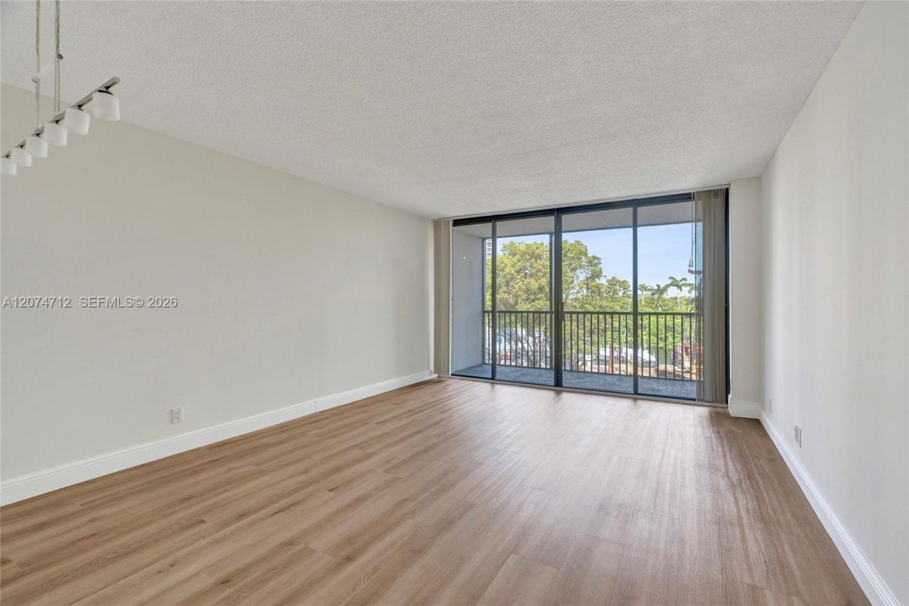 3401 N Country Club Dr , Unit EI403, Aventura, FL 33180 Photo