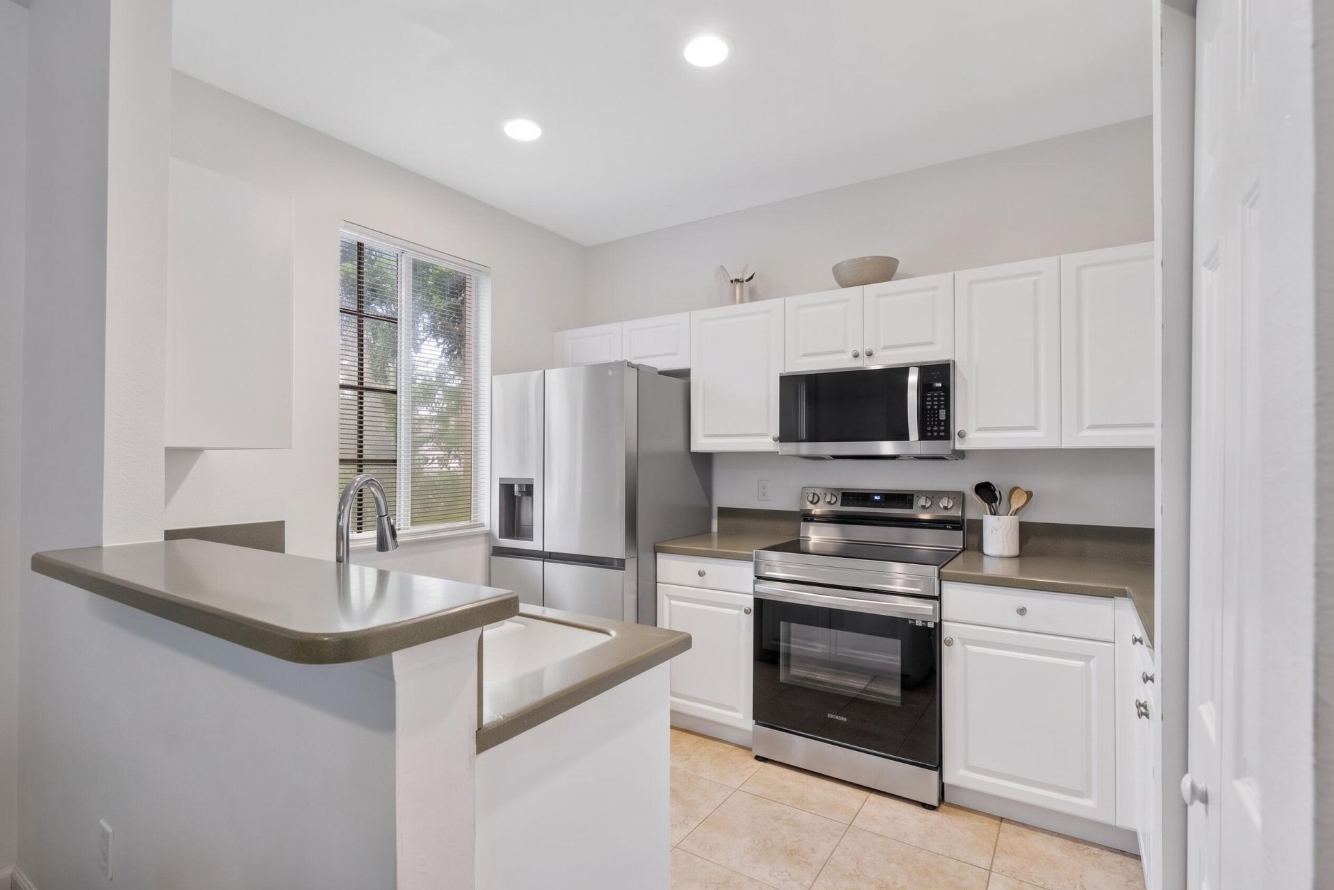 2022 Island Drive, Riviera Beach, FL 33404 Photo