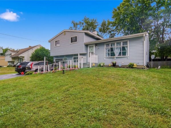 16 Huckleberry Lane , Liverpool, NY 13090