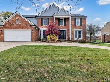 45077 Roundview Drive , Novi, Mi 48375