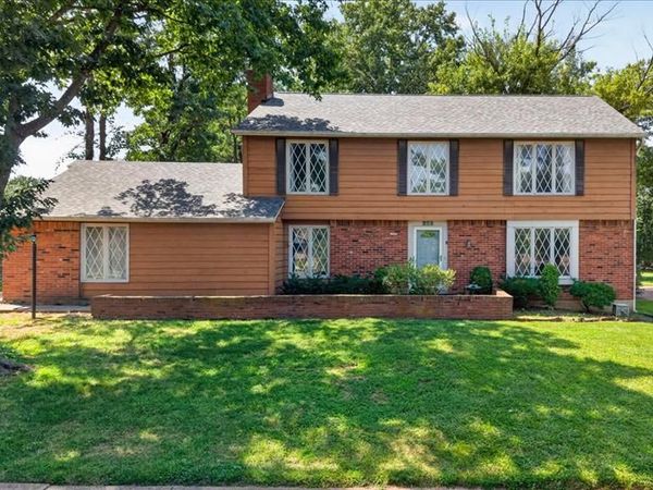 689 Henry Avenue, Ballwin, MO 63011