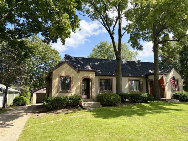 448 Prairie Avenue, Libertyville, IL 60048