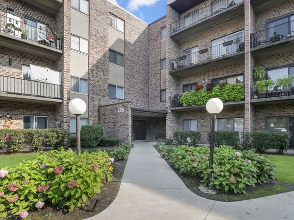 725 W Huntington Commons Road , Unit 306, Mount Prospect, IL 60056