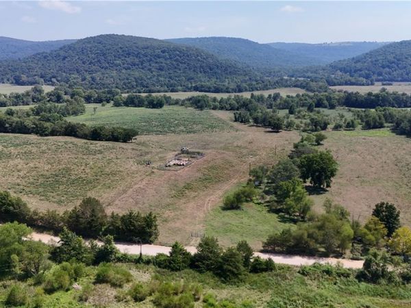1 Madison 3655 , Huntsville, AR 72742