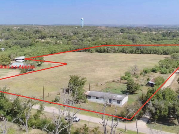 605 W County Road 678, Natalia, TX 78059