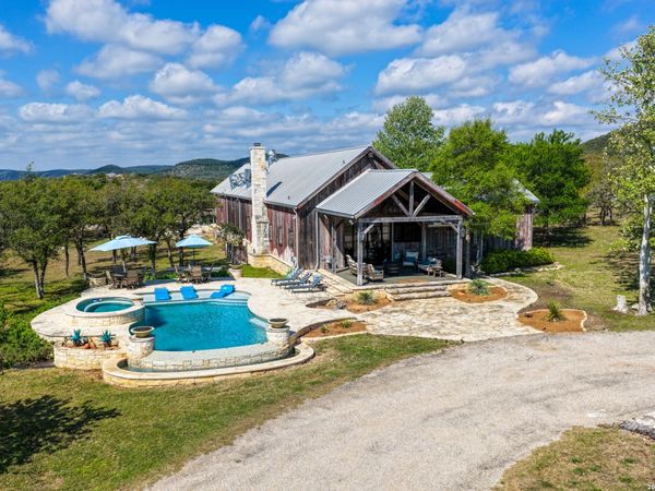 222 El Parisio, Bandera, TX 78003
